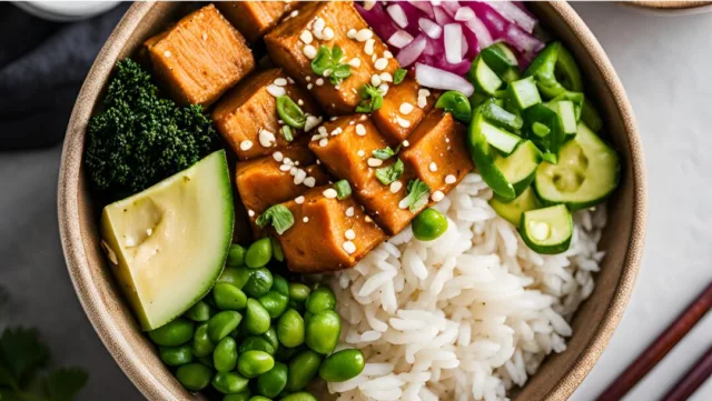 Poke bowl rizzsel, avokádóval, edamaméval, uborkával és pácolt kockákkal.